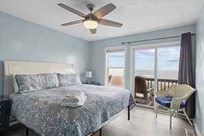 5 bedrooms, desk, iron/ironing board, free WiFi - “Shore Thing” at our spacious Beachfront Oasis - EAST (Emerald Isle)