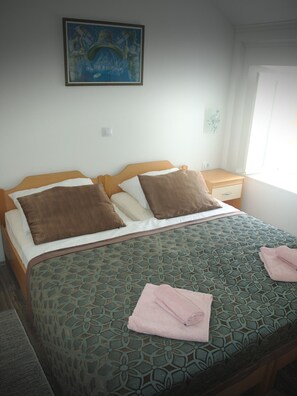 2 bedrooms, iron/ironing board, free WiFi, bed sheets