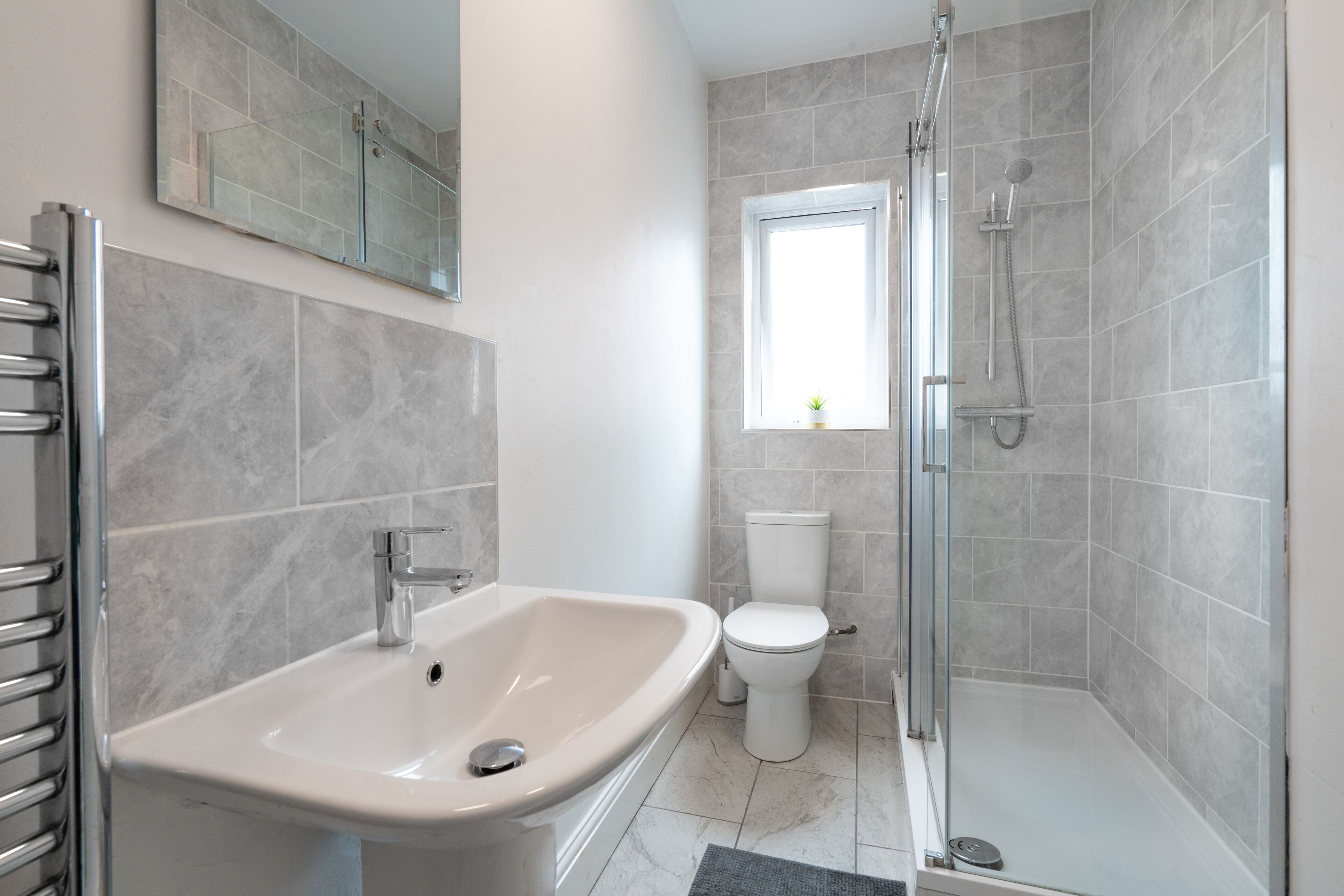 Een douche, gratis toiletartikelen, een haardroger, handdoeken