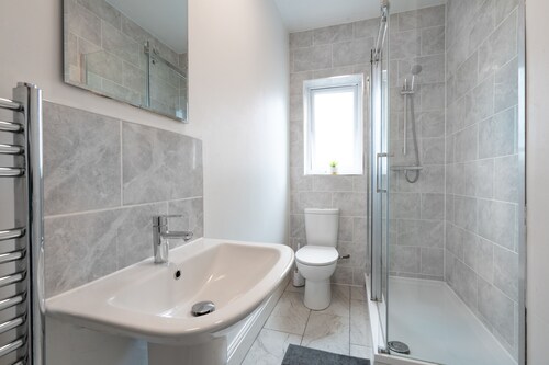 Spacious 4BR, Parking, Near Centre