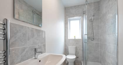 Spacious 4BR, Parking, Near Centre