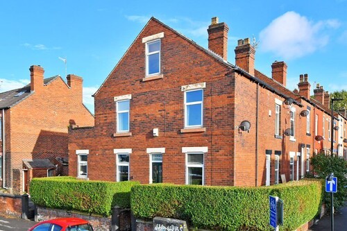 Spacious 4BR, Parking, Near Centre