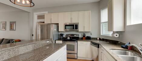 Een koelkast, een microgolfoven, een oven, een kookplaat