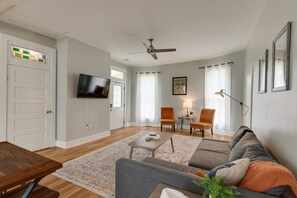 TV - 3BR in East Nash with YARD • Walk to Shops & Eats (Nashville)