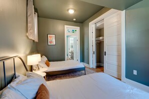 Una scrivania, ferro/asse da stiro, culla da viaggio, Wi-Fi gratuito