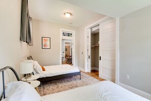 3 bedrooms, desk, iron/ironing board, travel cot - 3BR in East Nash with YARD • Walk to Shops & Eats (Nashville)