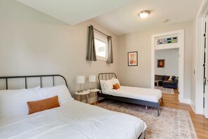 3 slaapkamers, een bureau, een strijkplank/strijkijzer, reisbedje