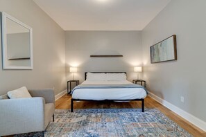 3 室のベッドルーム、デスク、アイロン / アイロン台、旅行用ベビーベッド