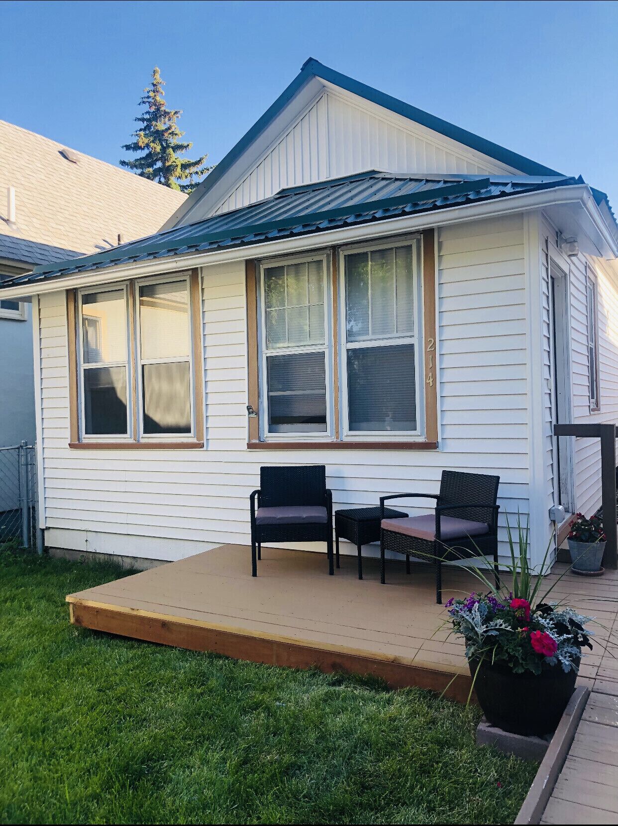 Centrally Located 1 Bedroom House with fenced in yard