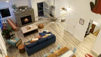 Smart TV, chimenea, futbolito y tenis de mesa