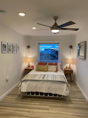 3 bedrooms, desk, iron/ironing board, travel cot - “The Cool House” Waterfront Oasis, 3 Bedrm 2 bath (Mastic Beach)