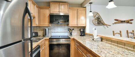 Jääkaappi, mikroaaltouuni, liesi, astianpesukone