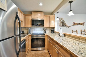 Fridge, microwave, stovetop, dishwasher - Blazing Saddles High Country Condo: Close To Everything (Breckenridge)