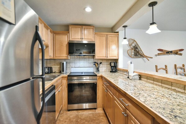 Køleskab, mikrobølgeovn, kogeplade, opvaskemaskine