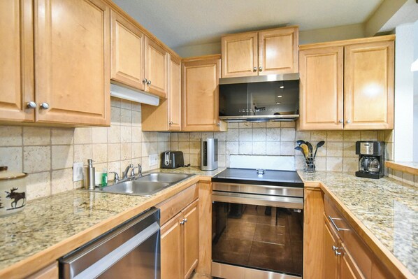 Refrigerador, microondas, placa de cocina, lavavajillas