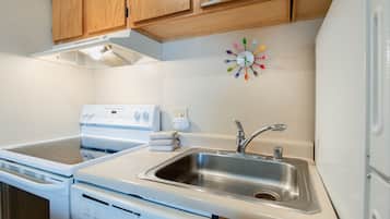 Coffee/tea maker, fridge, microwave, stovetop