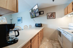 Fridge, microwave, stovetop, dishwasher
