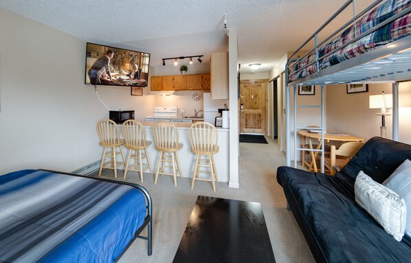 Iron/ironing board, WiFi, bed sheets