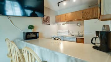Coffee/tea maker, fridge, microwave, stovetop