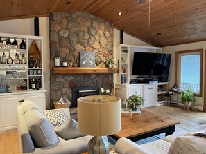 TV, fireplace - Modern Muskoka Retreat on Morrison Lake – complete with 4 BDRMS & Hot Tub! (Kilworthy)