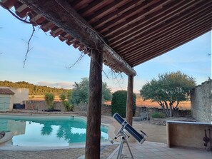 Kolam renang terbuka bermusim, kerusi lepak pantai 