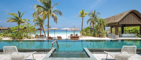 Two Bedroom Wellbeing Beach Pool Villa | 高級寢具、迷你吧、房內夾萬、書桌