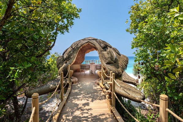 2 restaurants, breakfast, lunch served; local and international cuisine