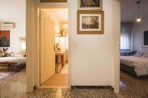 3 habitaciones, escritorio, tabla de planchar con plancha y wifi gratis 