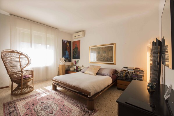 3 bedrooms, desk, iron/ironing board, free WiFi