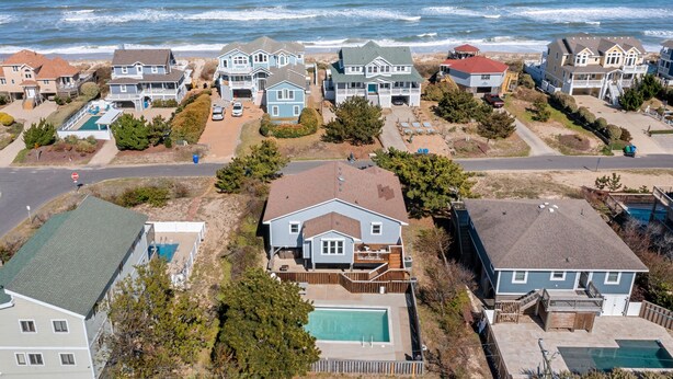 Un quartier résidentiel situé sur la côte, où les maisons sont dotées de vérandas, de piscines et offrent une vue sur l’océan.