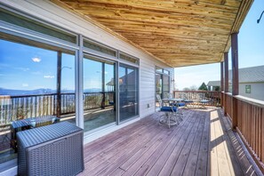 Outdoor dining - Mountain View Retreat - Unforgettable Sunsets and Lifelong Memories (Banner Elk)