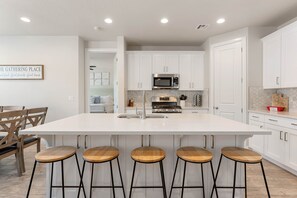 Fridge, microwave, oven, stovetop - The Gather Place, LOADED WITH GAMES, DESERT VIEWS (Washington)