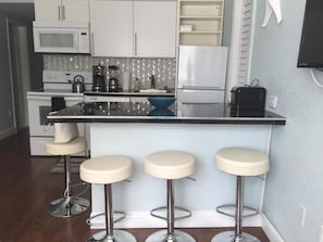 Geladeira, micro-ondas, fogão, cooktop