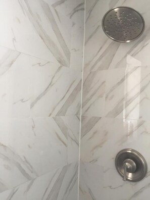 Bathtub, hair dryer, towels, soap - Sun Sand and Love - Lovely 1 Bed, 2 Bath Condo (Miami Beach)