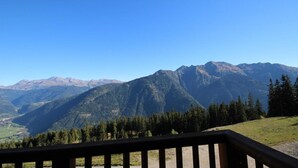 A mountain landscape with a clear sky. - 100m from ski slopes, 3rd floor, view panoramic, swimming pool, balcony, parking, tv, ski locker (Villard-sur-Doron)