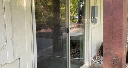 Hillside Hideaway 2 Miles Ft Carson 1 mile Broadmoor World Arena Quiet & Cozy