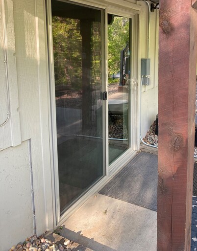 Hillside Hideaway 2 Miles Ft Carson 1 mile Broadmoor World Arena Quiet & Cozy