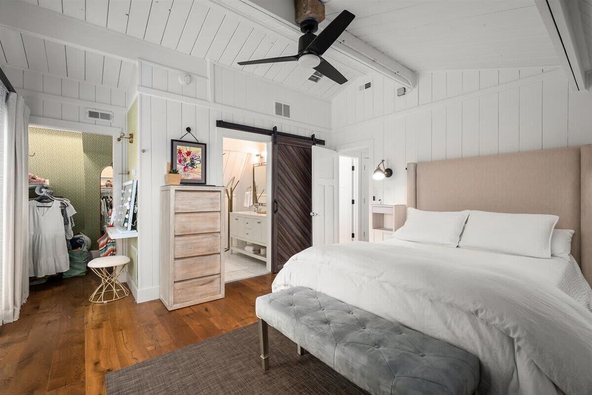 6 bedrooms, desk, iron/ironing board, WiFi