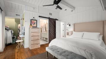 6 bedrooms, desk, iron/ironing board, WiFi