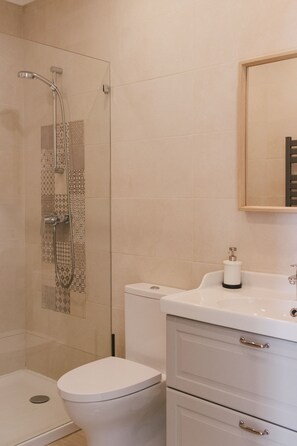 Junior-Apartment, 2 Schlafzimmer | Badezimmer