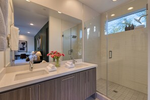 Douche, sèche-cheveux, serviettes fournies