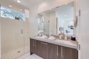 Shower, hair dryer, towels - Polo Villa 3 by AvantStay | Putting Green, Pool, Spa & Outdoor Firepit (La Quinta)