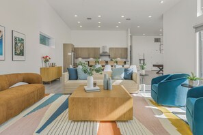 Smart TV, chimenea, tenis de mesa y estéreo 