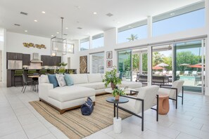 Smart TV, chimenea, tenis de mesa y estéreo 