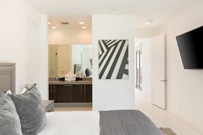 6 habitaciones, escritorio y tabla de planchar con plancha