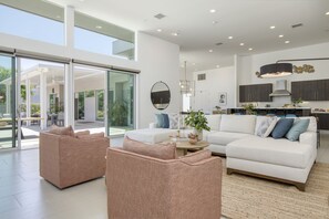 Una Smart TV, una chimenea, una mesa de tenis de mesa