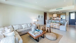 Una sala de estar moderna con sofá, mesa de centro y comedor.