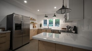 Fridge, microwave, oven, stovetop - Stylish 2 bedroom bungalow for long term stays (Nevada City)