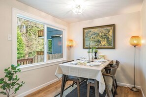 Dining - Perch - Brygger Cottage: Magnolia rambler & pet-friendly (Seattle)