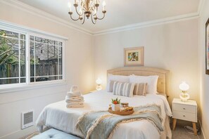 2 bedrooms, iron/ironing board, free WiFi, bed sheets - Perch - Brygger Cottage: Magnolia rambler & pet-friendly (Seattle)